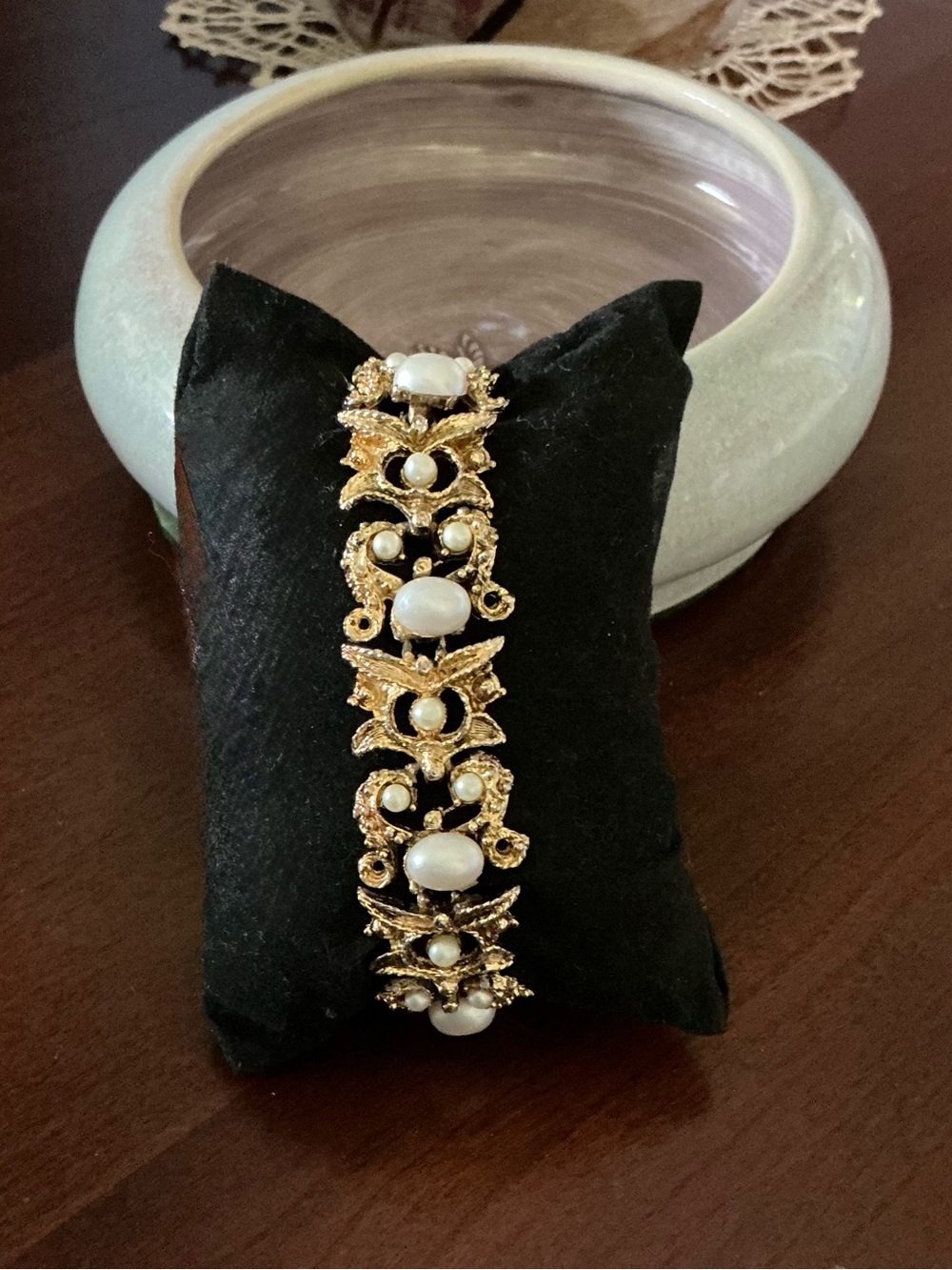Beautiful Vintage Gold Tone Linos and Faux White Pearl Bracelet - 7 inches